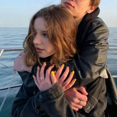 很幸福的欧美情侣头像一对甜蜜