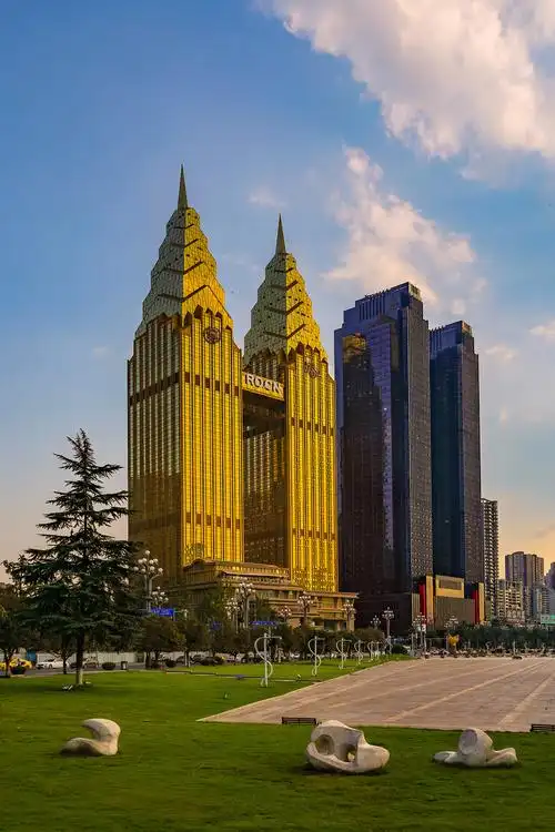 《黄金双子塔》 重庆黄金双子塔建筑由豪华酒店,金融大厦,国际公寓和