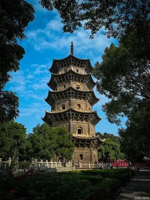 是一个历史悠久,文化繁荣的城市,拥有丰富多彩的美景和名胜古迹