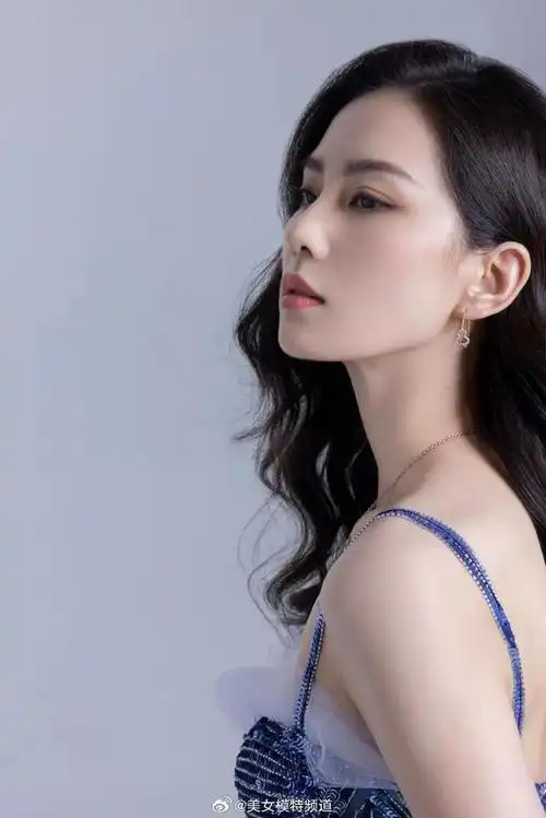 刘诗诗波浪披肩卷发大片释出 着蓝色亮片长裙露锁骨显优雅