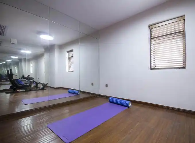 现代简约四房装修瑜伽房图片