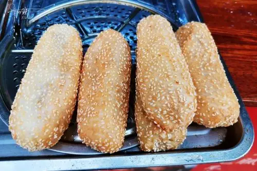 乐清的这条非遗美食街上好吃的东西很多,灯盏糕就是其中之一