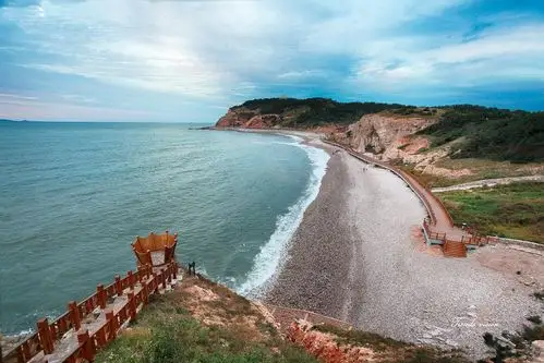 九丈崖海岸,顺着木梯栈道一路可以到达月牙湾景区,步行时间大概20多