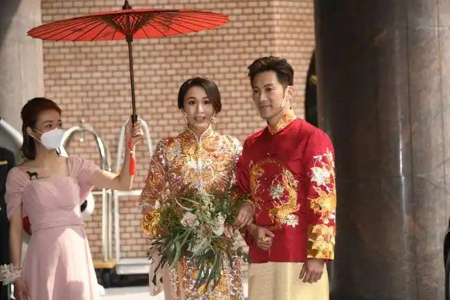 郭富城出席好友婚礼送大红包新娘子带球出嫁满手金镯超风光