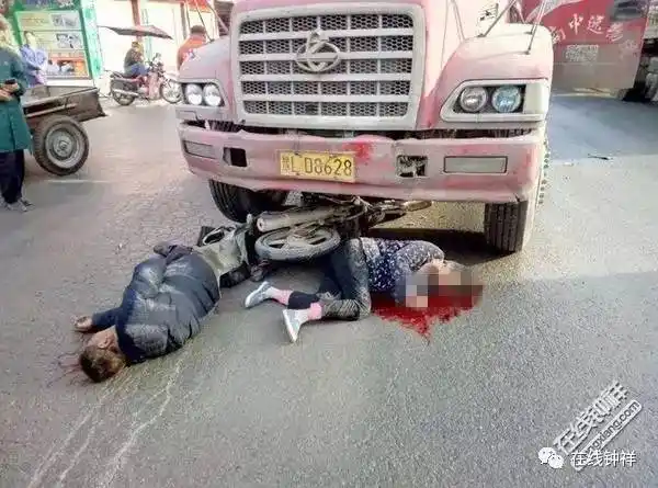 血腥胡集街头俩老人骑摩托车相撞半挂车一个死亡一人重伤