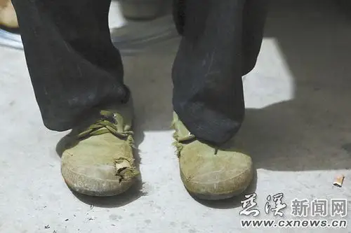 气温骤降 仍有工友睡在凉席上