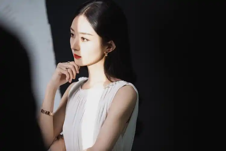 1/ 12 2021年2月3日讯,赵丽颖一组写真曝光.