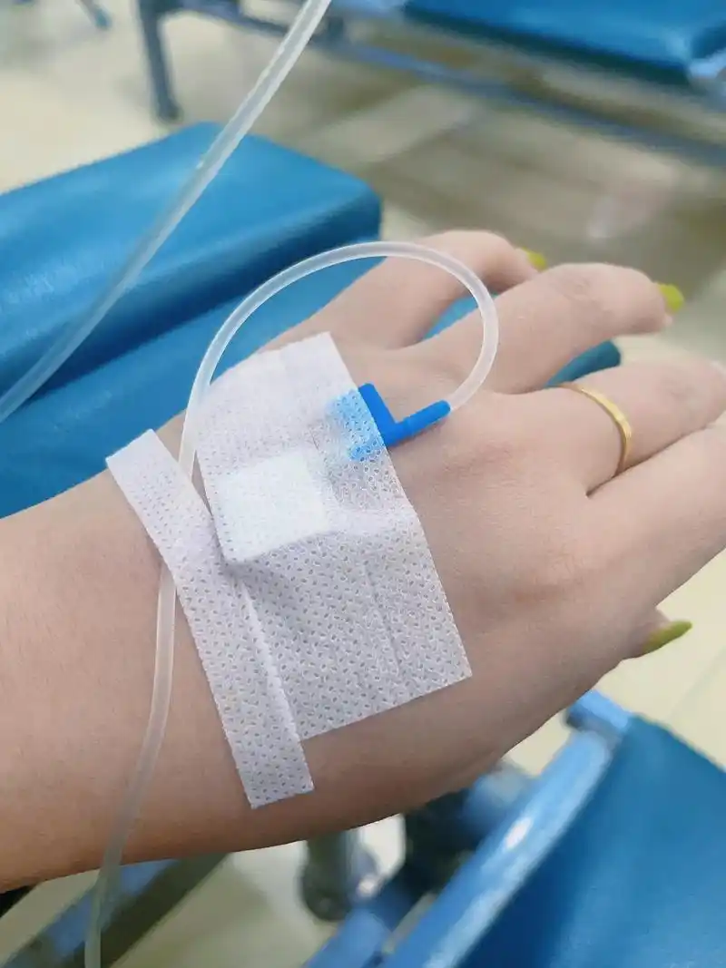 一个人输液静静地看着吊针慢慢滴··一瓶250ml的吊瓶水,一 - 抖音