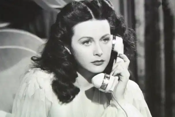 与米高梅的合约期满后,她创办了一家制片公司,但以失败告终.