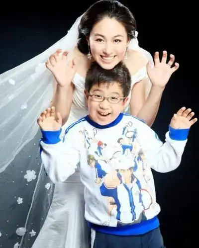 沈傲君结婚照曝光 穿梦幻婚纱自比茜茜公主