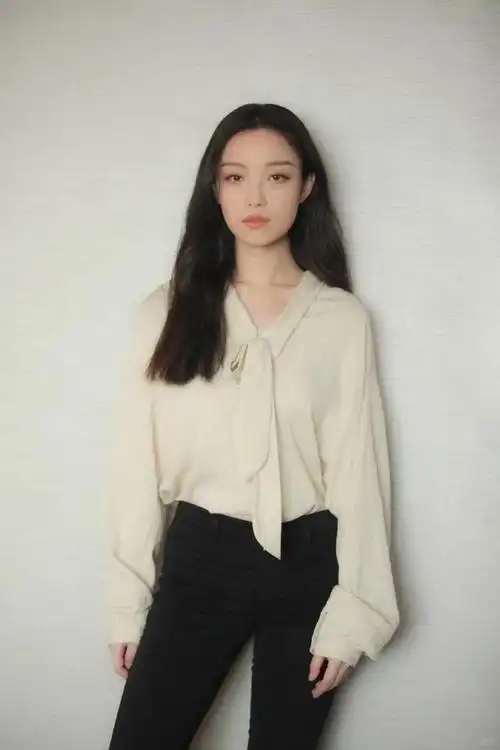 倪妮白衬衣穿搭,适用于春天日常通勤