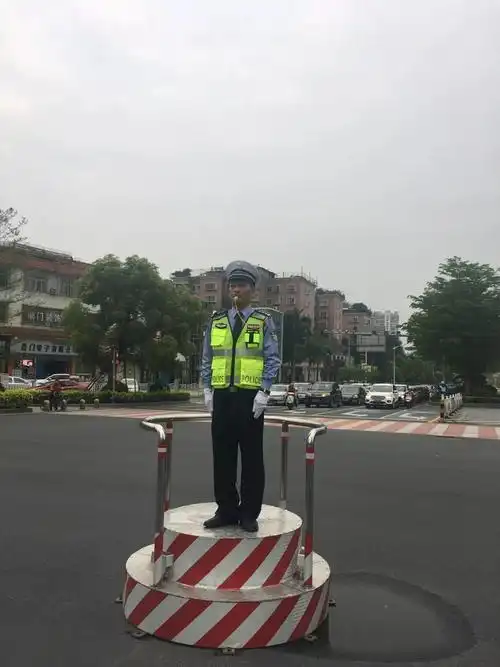 揭阳交警组织机关民警上岗台指挥交通