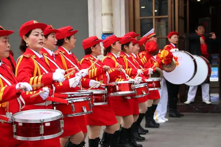 江津区几江军鼓艺术团载歌载舞欢聚在一起共同迎接新年的到来