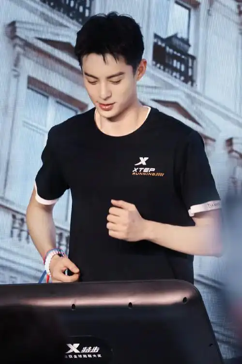 王鹤棣工作室返图##王鹤棣被主持人调戏了##王鹤棣下班跑出残影