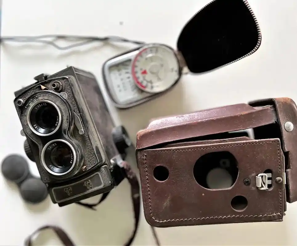 老物件老情怀 #胶片相机     曾经用过的老式照相机和冲 - 抖音
