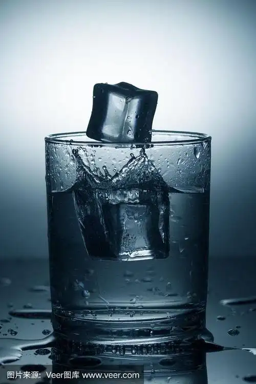 冰冷的矿泉水加冰.蓝色调