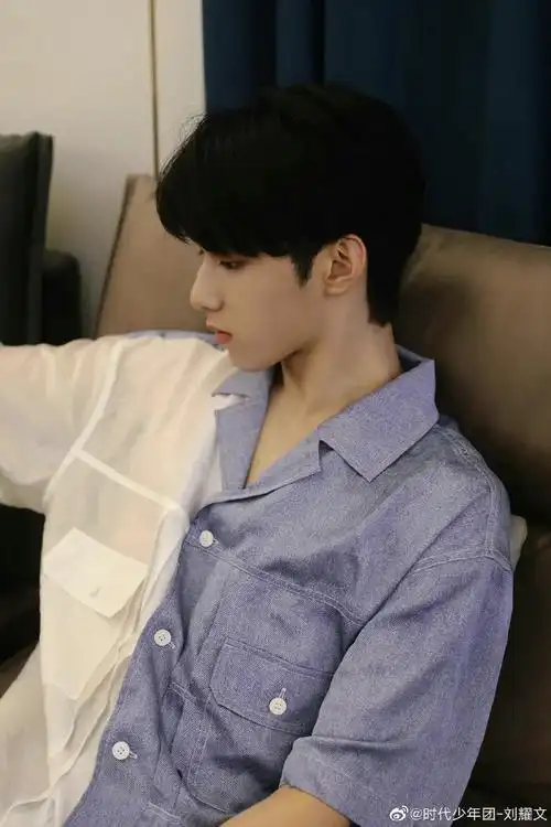 港风帅哥的气质一整个拿捏住了@时代少年团-刘耀文#刘耀文拼色衬衫