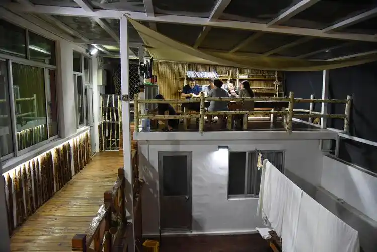 8月9日,游客在山东省长岛综合试验区砣矶岛"范小姐的家"民宿用餐.