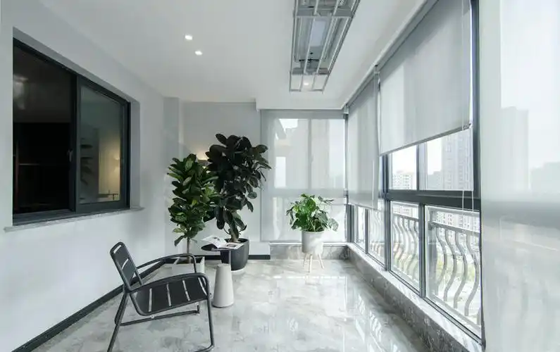 三面玻璃落地窗阳台装修效果图_阳台外立面装修效果_阳台落地窗装修