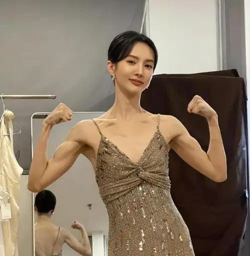 内裤外露透视装排骨胸娱圈的病态审美都该改一改了