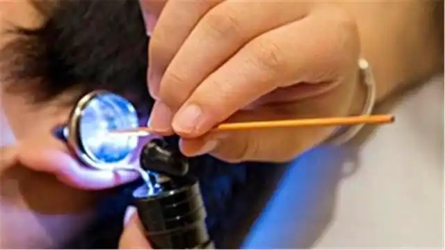 儿子半夜说耳朵痛,妈妈拿手电筒一照吓坏了,别在枕边放这东西