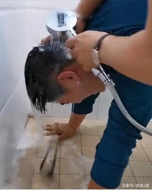 fpx夺冠后,lol主播兑现承诺倒立洗头,下一秒"悲剧"了!