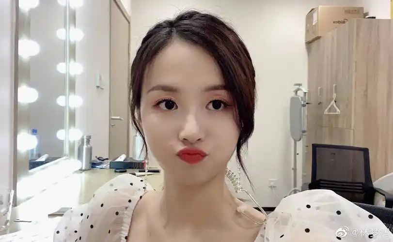 足球女主播林梦鸽晒出自己的自拍照,一位温文尔雅的女孩子_高清图集