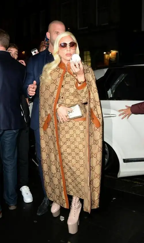 ladygaga出门就像走秀 抓马造型配上纤细身材,女神魅