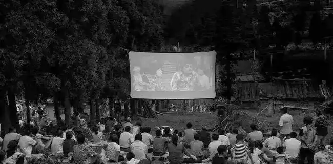 农村观众在看露天电影.资料图片