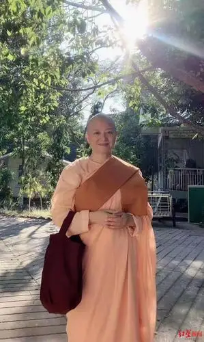 爱斐儿随后表示,自己去年年底便前往缅甸寺庙闭关禅修,并完成剃度受戒