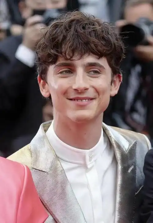 甜茶才25岁笑起来鱼尾纹很多雀斑也不少网友不经老