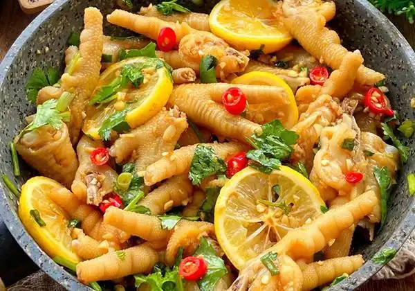 超级解馋的网红零食"酸辣鸡爪"