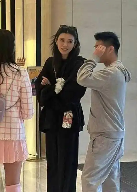 不忍了奚梦瑶罕见发飙当街与何猷君吵架男方数次求和仍被吼