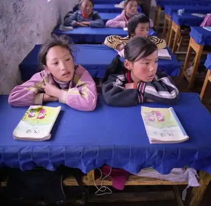 图文:孤儿院的两个孩子在附近一所小学上课