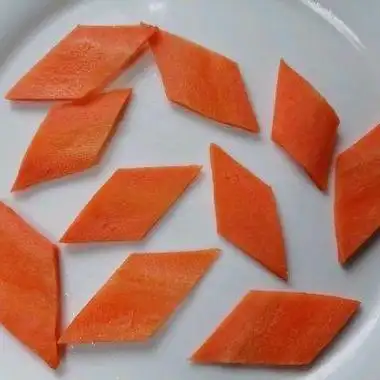 2,胡萝卜切成菱形片状
