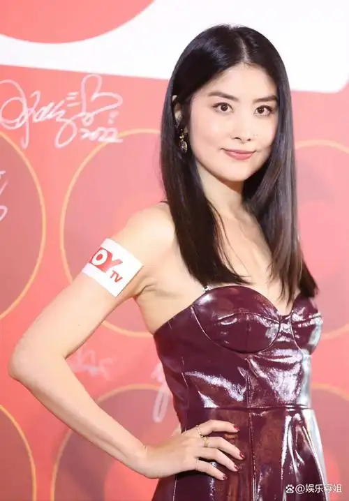 陈慧琳出席活动,生图状态引发网友赞叹叹,一身酒红色抹胸皮衣,温柔又