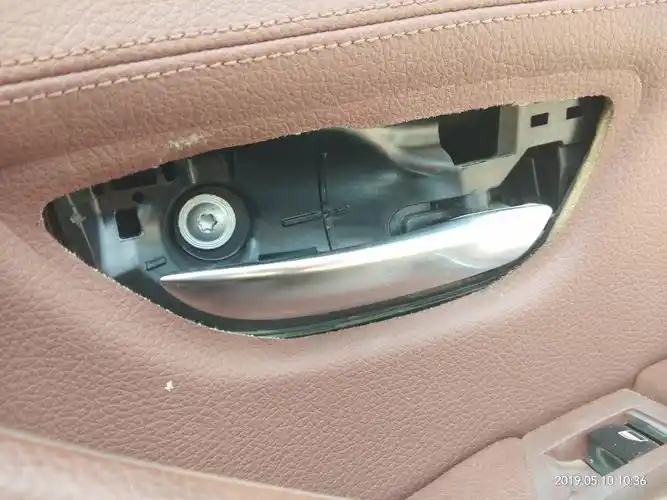 宝马525门板拆卸