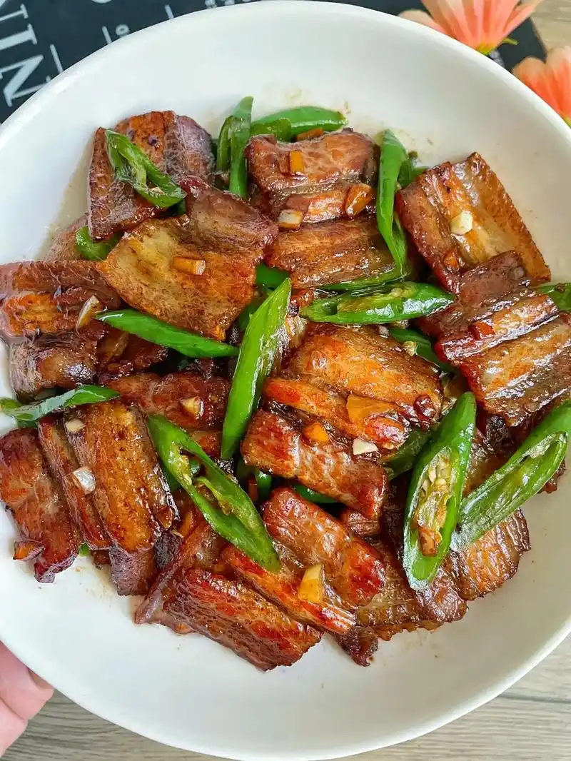 辣椒炒五花肉,简单下饭好吃.#跟抖音学做菜 #家常菜 #下饭 - 抖音