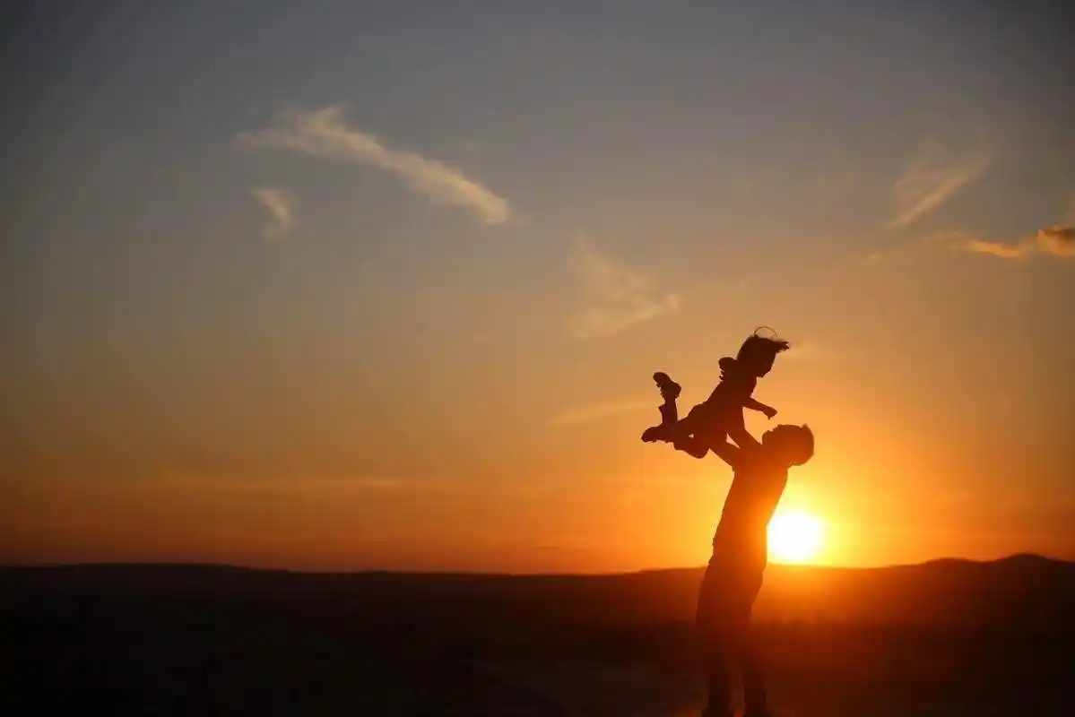 父爱如山:父亲挑担子行李送女儿上大学,女儿拉着行李箱在后追赶