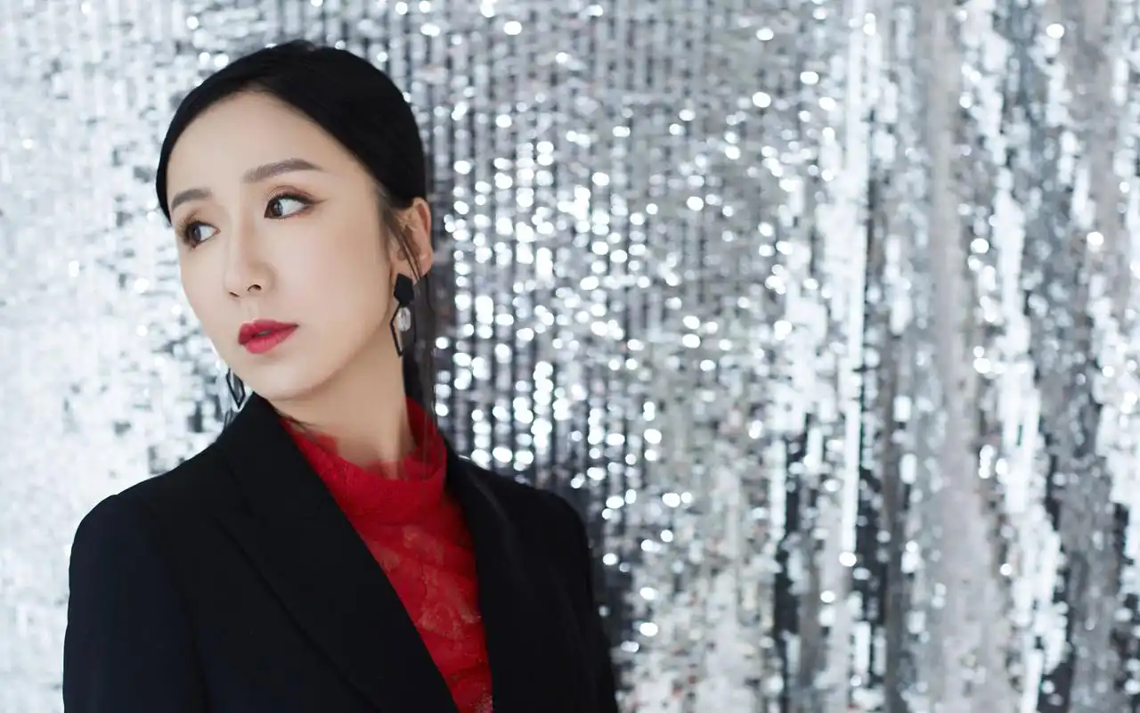 娄艺潇美艳性感图片桌面壁纸