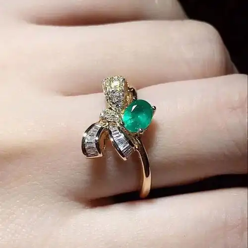 18k金镶嵌天然祖母绿戒指