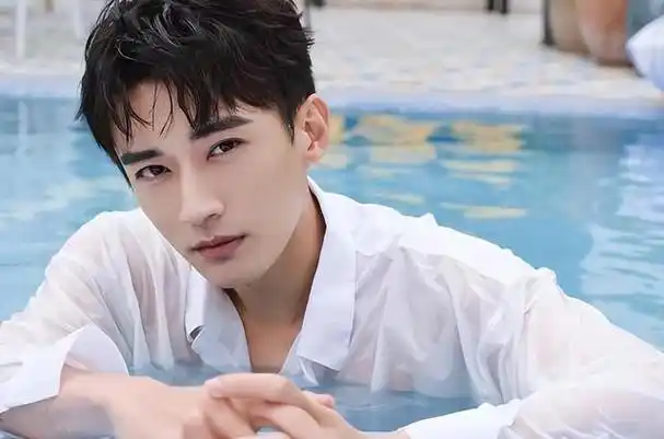 现代装平平无奇古装却惊艳众人古典美男还要看这9位