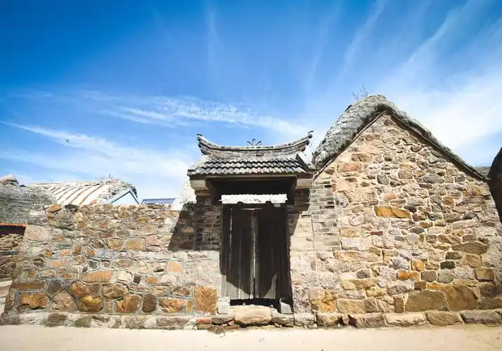 威海荣成的繁忙街区旁有处安静的古村落距今已经近四百年历史
