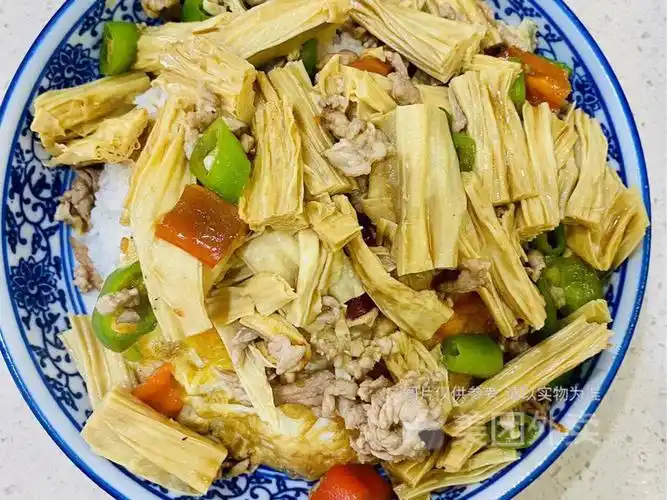 腐竹肉丝盖浇饭图片