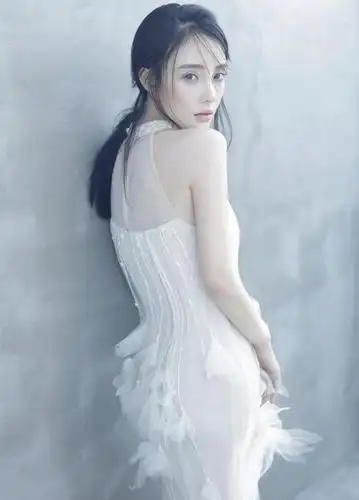 李小璐的身材实在是太好了,s型曲线,看来生活真的是很甜蜜,穿白色