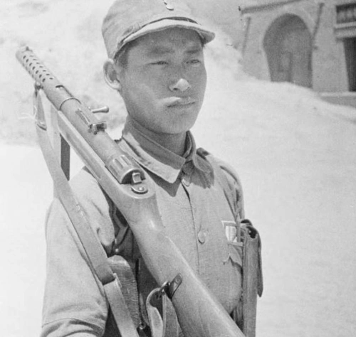 罕见的晋绥军真实照片,图6是两位高级将领,图9展示了单兵素质