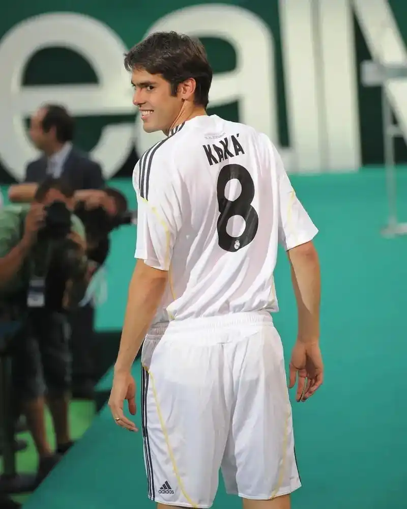 卡卡 #足坛帅哥  一些背影杀. - 抖音