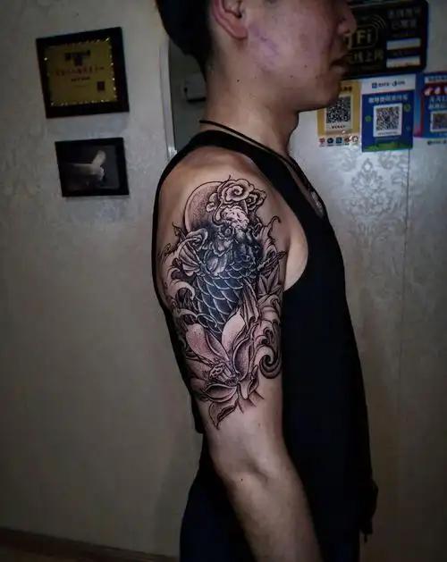 鲤鱼遮盖纹身图片_手臂点刺新传统鲤鱼大臂遮盖纹身图案(2)_江苏省