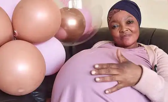 南非母亲自然受孕怀十胞胎,安全生下后引世界惊奇