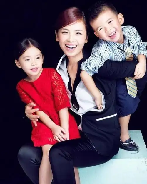 刘涛老公和儿女逛街被偶遇,15岁儿子高过爸爸,女儿背影酷似妈妈